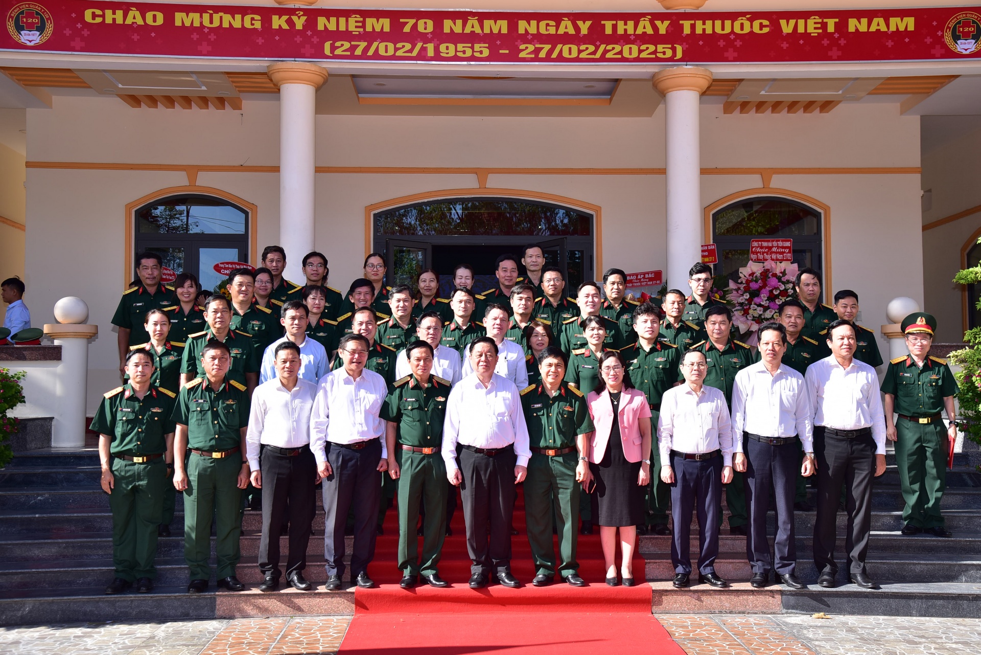 Đồng chí Nguyễn Trọng Nghĩa thăm, chúc mừng Bệnh viện Quân y 120 (Quân khu 9)