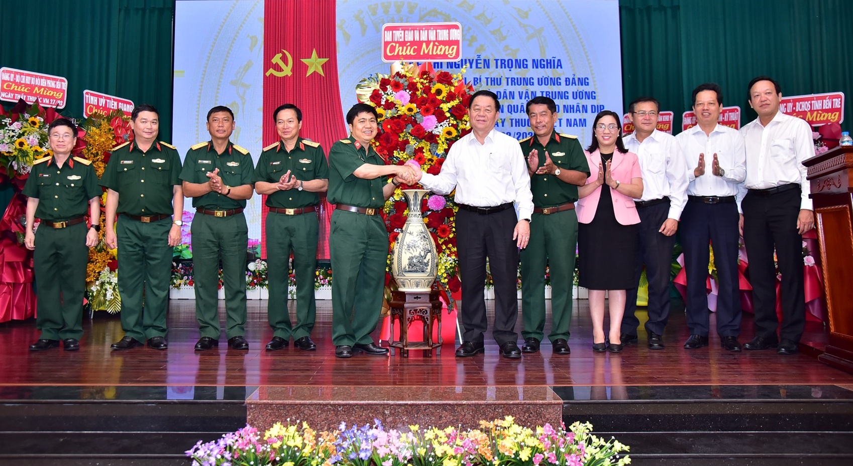 Đồng chí Nguyễn Trọng Nghĩa thăm, chúc mừng Bệnh viện Quân y 120 (Quân khu 9)