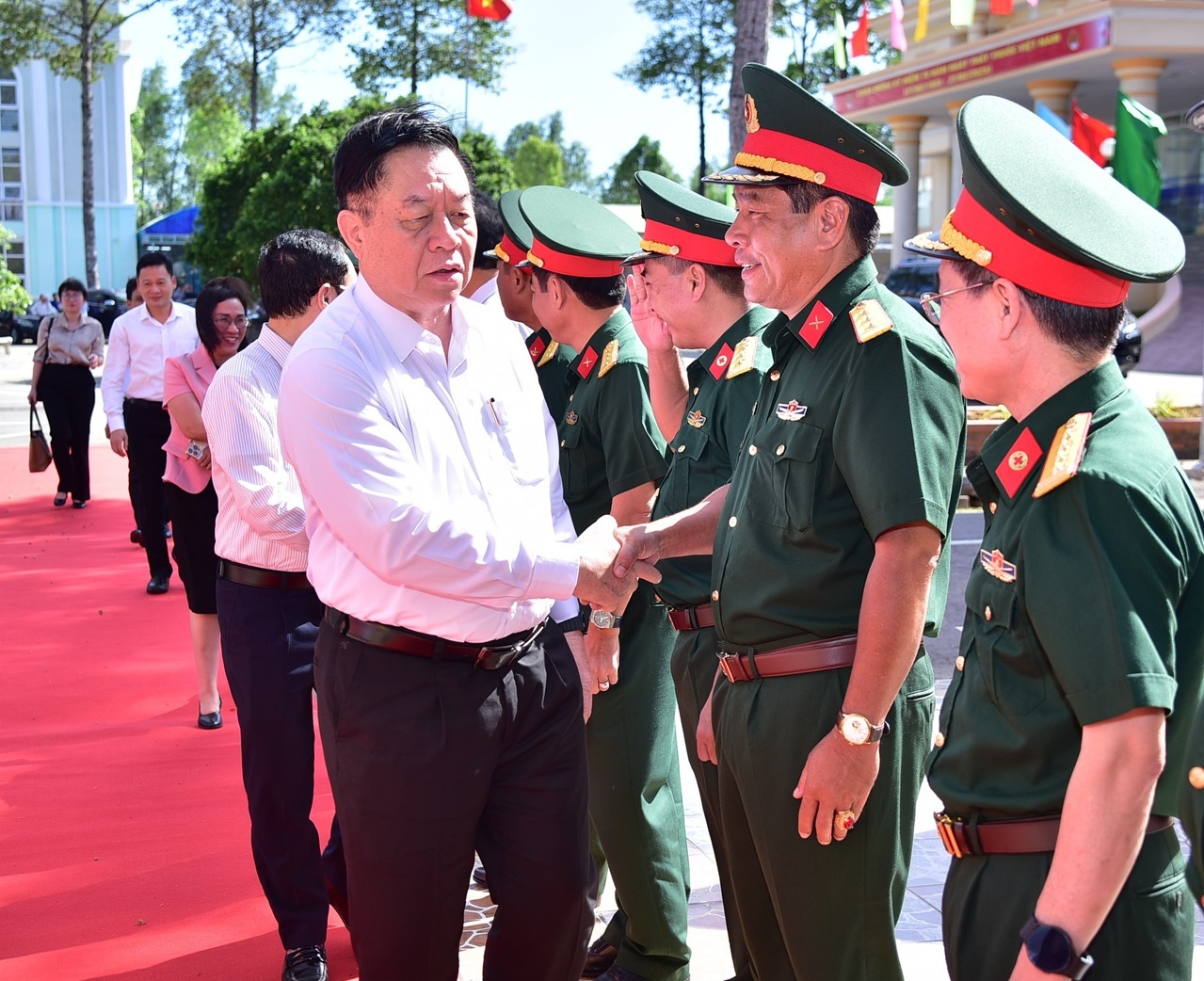 Đồng chí Nguyễn Trọng Nghĩa thăm, chúc mừng Bệnh viện Quân y 120 (Quân khu 9)