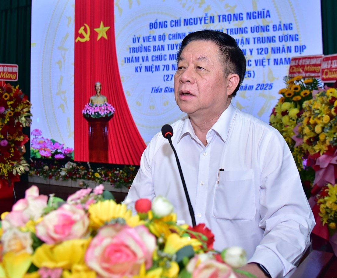 Đồng chí Nguyễn Trọng Nghĩa thăm, chúc mừng Bệnh viện Quân y 120 (Quân khu 9)