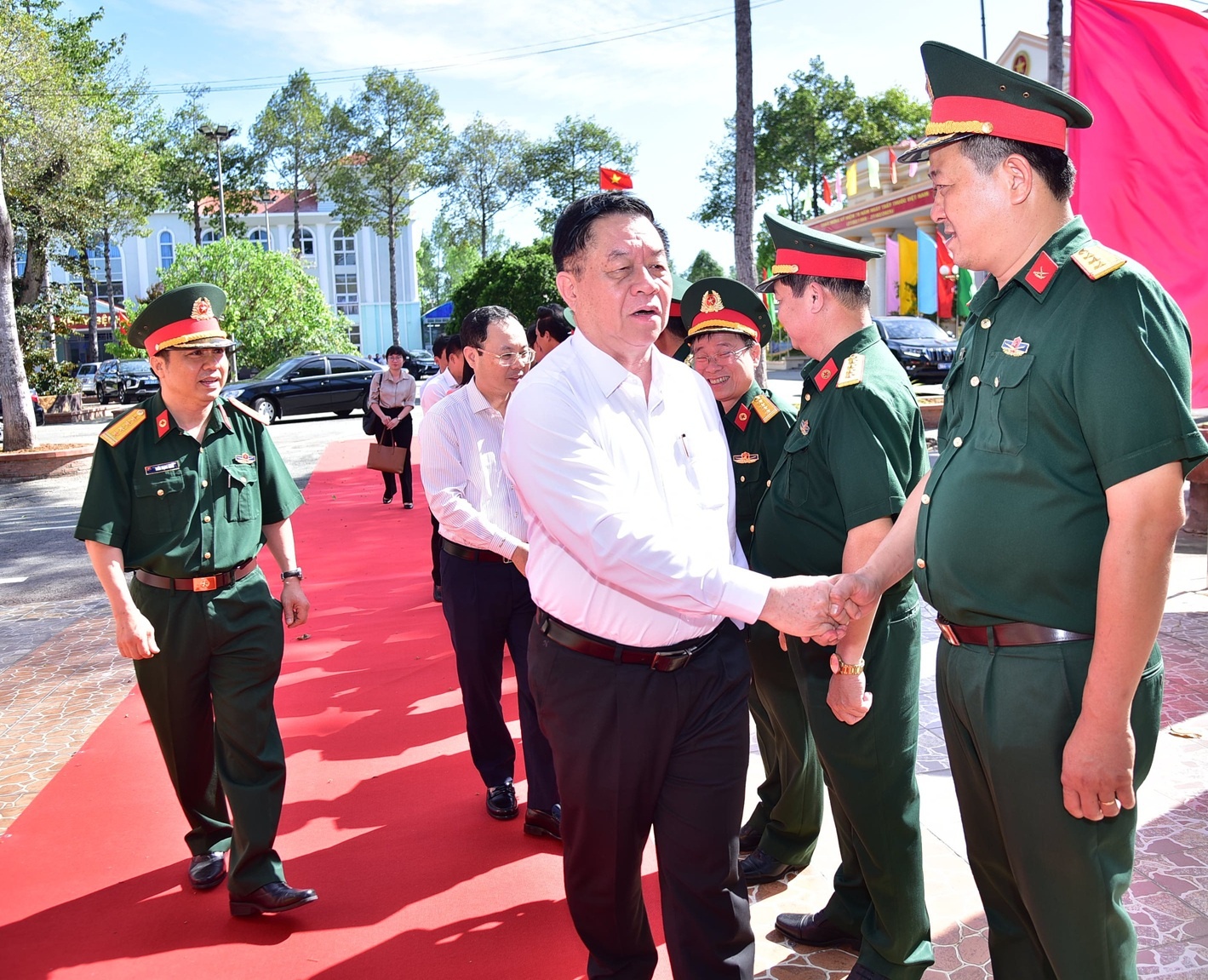 Đồng chí Nguyễn Trọng Nghĩa thăm, chúc mừng Bệnh viện Quân y 120 (Quân khu 9)