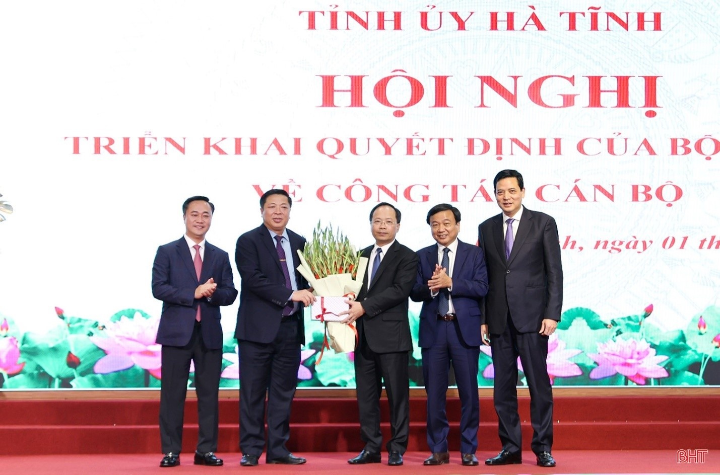 Lãnh đạo Bộ Xây dựng tặng hoa chúc mừng tân Bí thư Tỉnh ủy Nguyễn Duy Lâm. Lãnh đạo Bộ Xây dựng tặng hoa chúc mừng tân Bí thư Tỉnh ủy Nguyễn Duy Lâm.