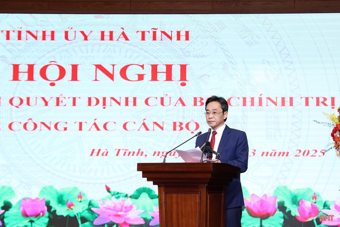 Phó Bí thư Thường trực Tỉnh ủy Trần Thế Dũng chúc mừng tân Bí thư Tỉnh ủy Nguyễn Duy Lâm. Phó Bí thư Thường trực Tỉnh ủy Trần Thế Dũng chúc mừng tân Bí thư Tỉnh ủy Nguyễn Duy Lâm.