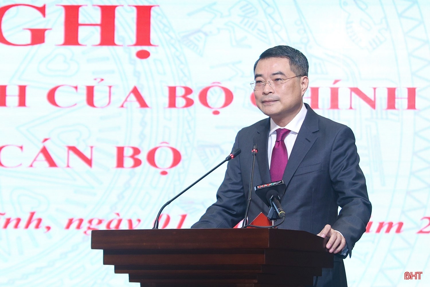 Đồng chí Lê Minh Hưng - Trưởng ban Tổ chức Trung ương phát biểu giao nhiệm vụ. Đồng chí Lê Minh Hưng - Trưởng ban Tổ chức Trung ương phát biểu giao nhiệm vụ.