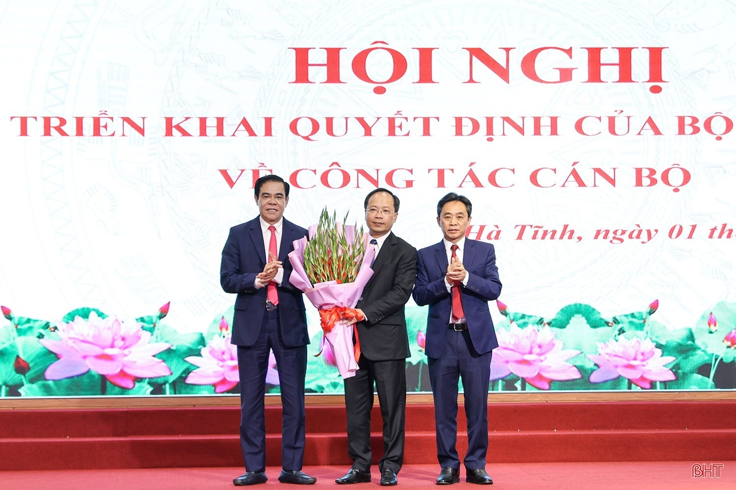 Thường trực Tỉnh ủy Hà Tĩnh tặng hoa chúc mừng tân Bí thư Tỉnh ủy Nguyễn Duy Lâm. Thường trực Tỉnh ủy Hà Tĩnh tặng hoa chúc mừng tân Bí thư Tỉnh ủy Nguyễn Duy Lâm.