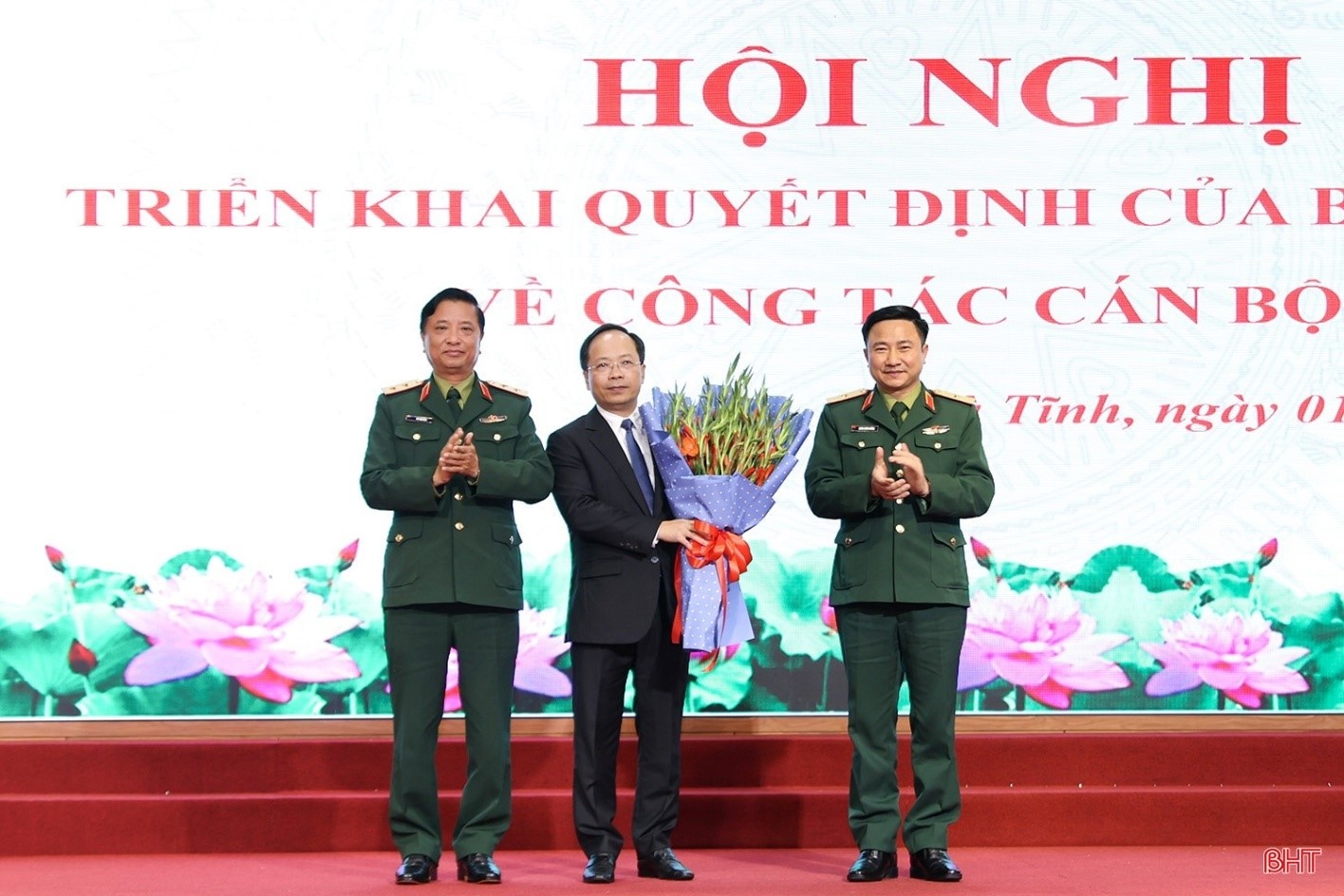 Lãnh đạo Quân khu 4 tặng hoa chúc mừng tân Bí thư Tỉnh ủy Hà Tĩnh. Lãnh đạo Quân khu 4 tặng hoa chúc mừng tân Bí thư Tỉnh ủy Hà Tĩnh.