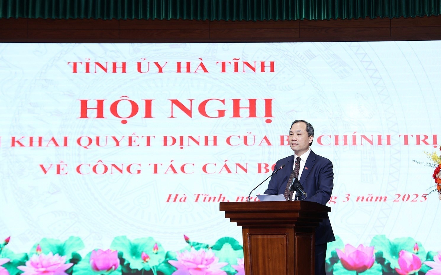 Đồng chí Hoàng Trung Dũng - Tổng Biên tập Tạp chí Cộng sản phát biểu chia tay. Đồng chí Hoàng Trung Dũng - Tổng Biên tập Tạp chí Cộng sản phát biểu chia tay.