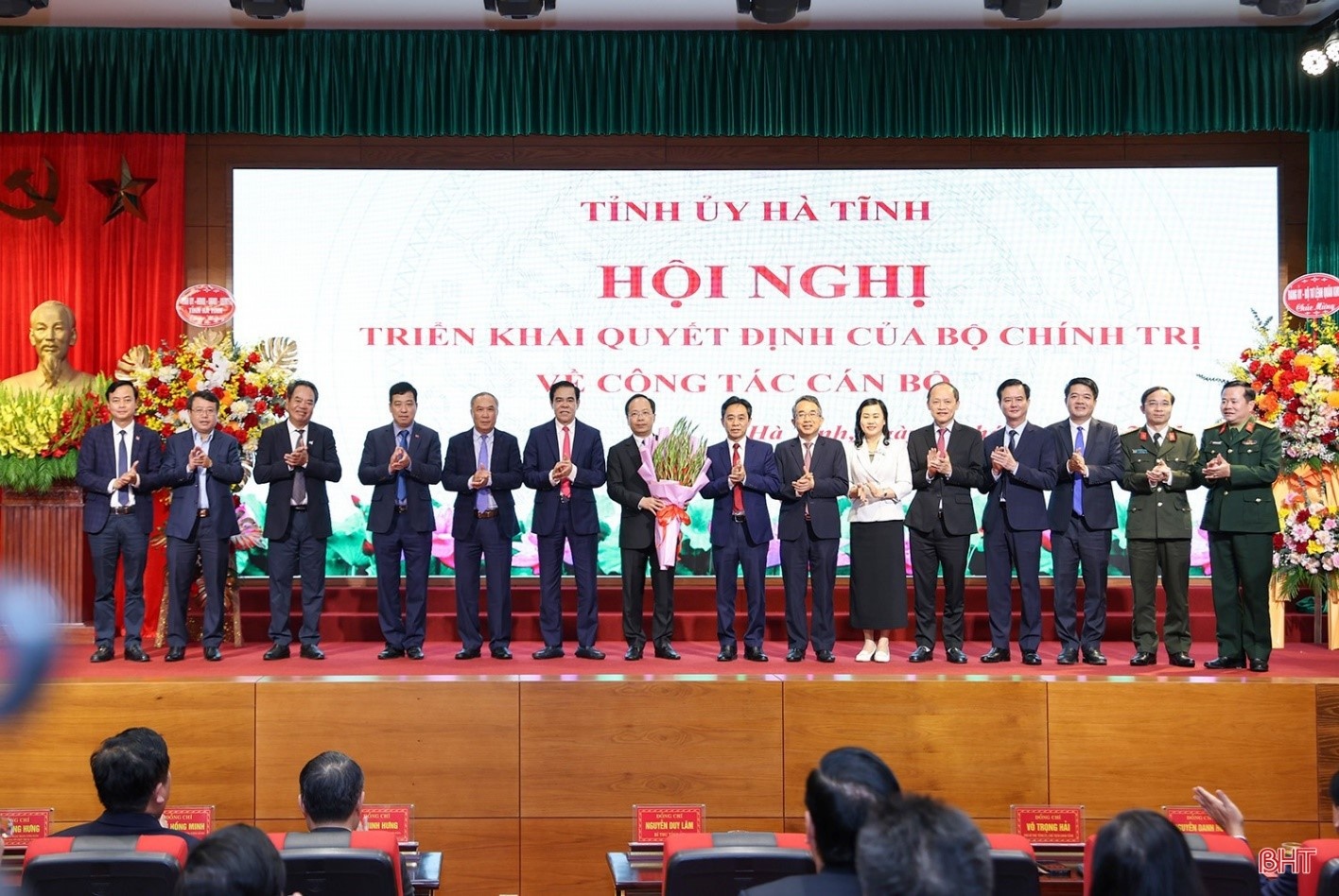 Ban Thường vụ Tỉnh ủy Hà Tĩnh tặng hoa chúc mừng tân Bí thư Tỉnh ủy Nguyễn Duy Lâm. Ban Thường vụ Tỉnh ủy Hà Tĩnh tặng hoa chúc mừng tân Bí thư Tỉnh ủy Nguyễn Duy Lâm.