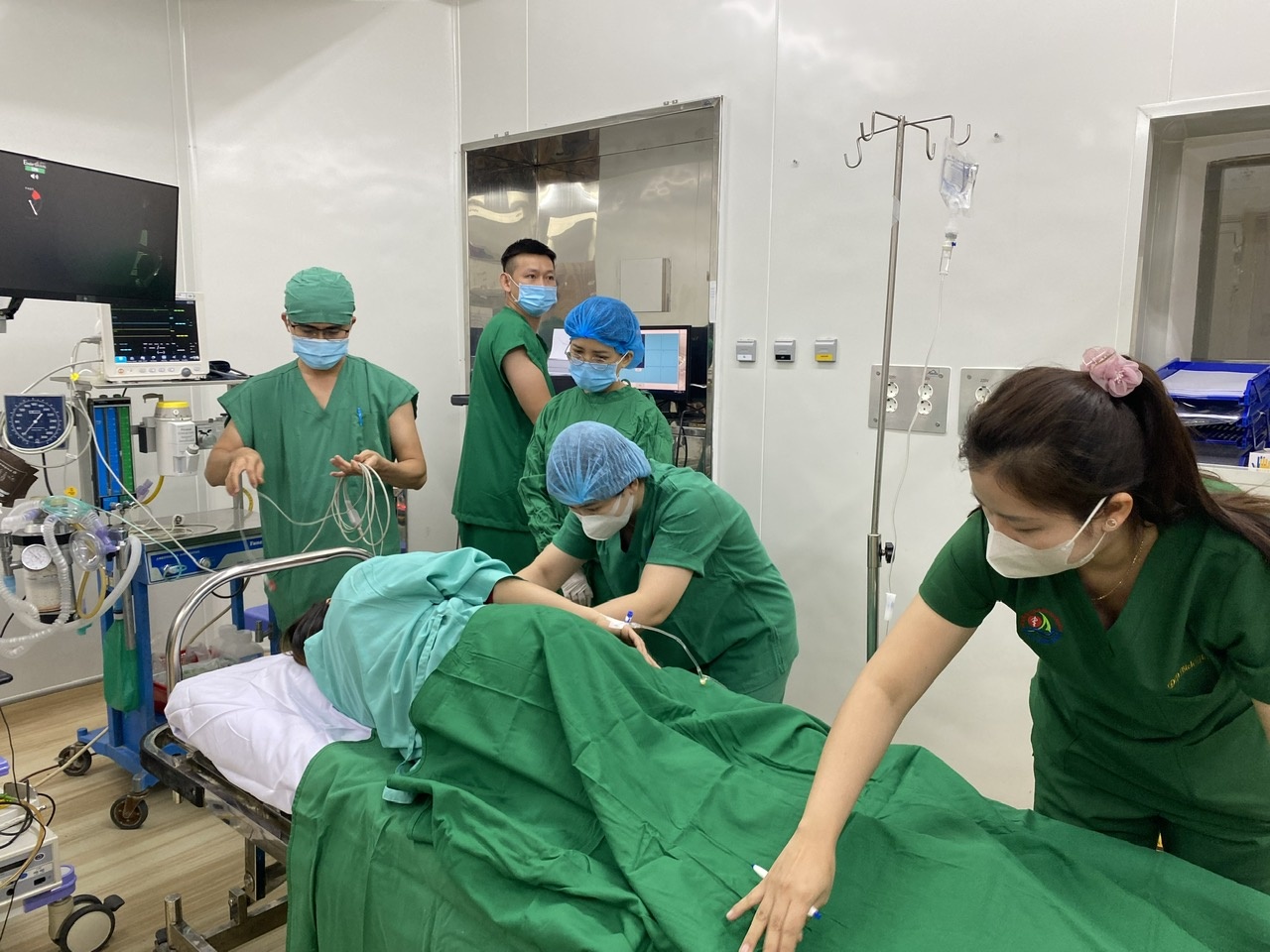 Trang bị hệ thống máy nội soi Olympus EVIS X1 CV1500 hiện đại nhất trong chẩn đoán và điều trị bệnh lý tiêu hoá