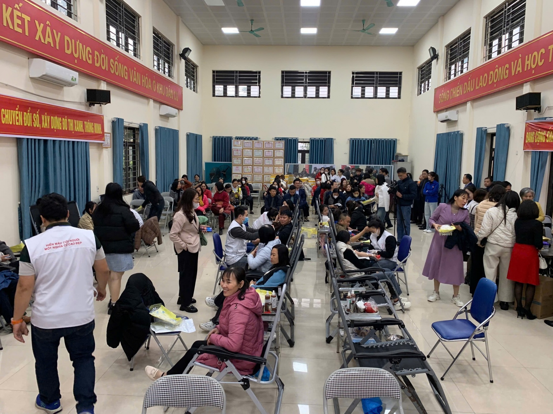 Khuôn viên Trung tâm Y tế luôn được giữ vệ sinh, an toàn y tế theo tiêu chuẩn, đảm bảo không xuất hiện mối nguy hại lây nhiễm cho người bệnh và người nhà bệnh nhân tới thăm khám.