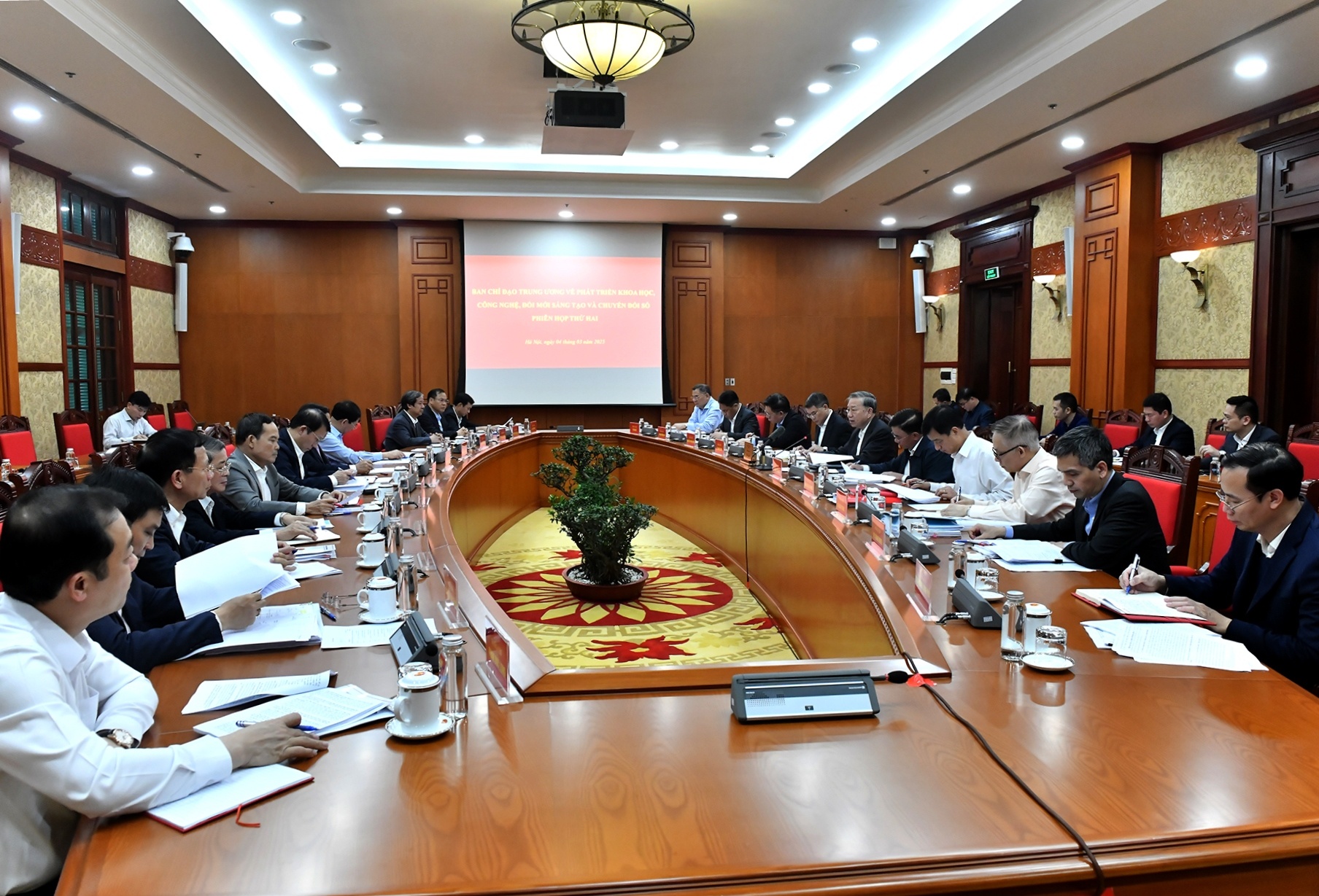   Phiên họp thứ hai của Ban Chỉ đạo Trung ương về phát triển khoa học, công nghệ, đổi mới sáng tạo và chuyển đổi số - Ảnh: VGP