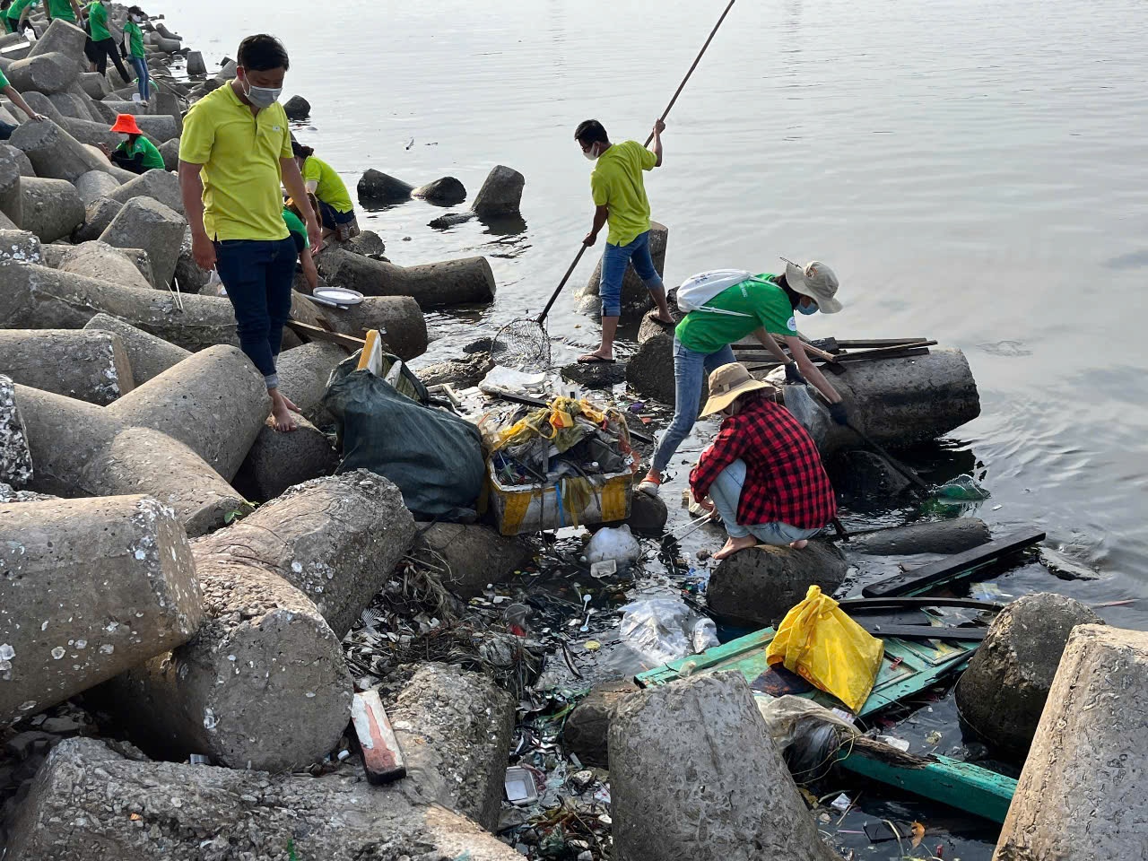Tác động của ô nhiễm môi trường biển đối với phát triển kinh tế - xã hội ở Việt Nam hiện nay