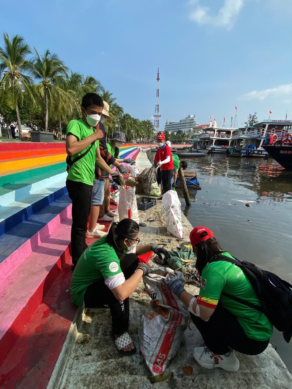 Tác động của ô nhiễm môi trường biển đối với phát triển kinh tế - xã hội ở Việt Nam hiện nay