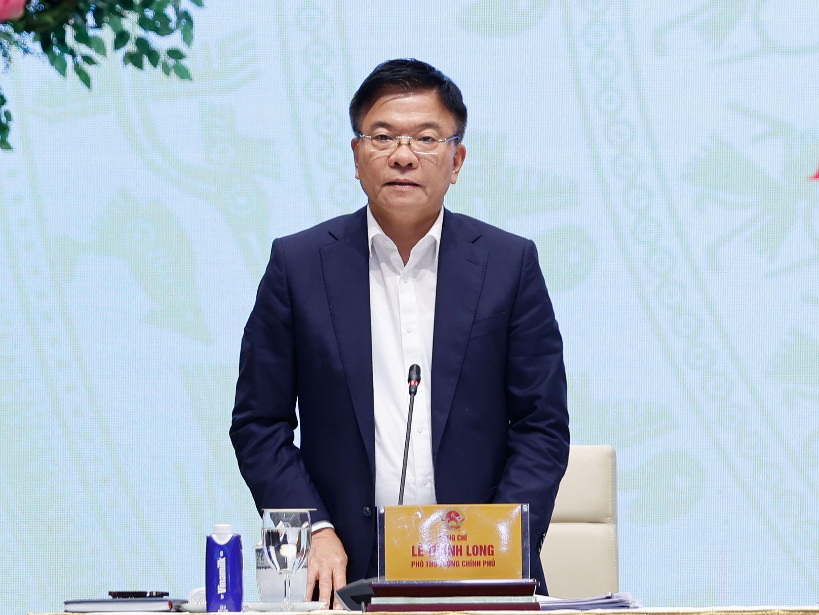   Phó Thủ tướng Lê Thành Long cho biết, khẩn trương xây dựng, ban hành 55 văn bản quy định chi tiết đang chậm ban hành trong tháng 3 này - Ảnh VGP