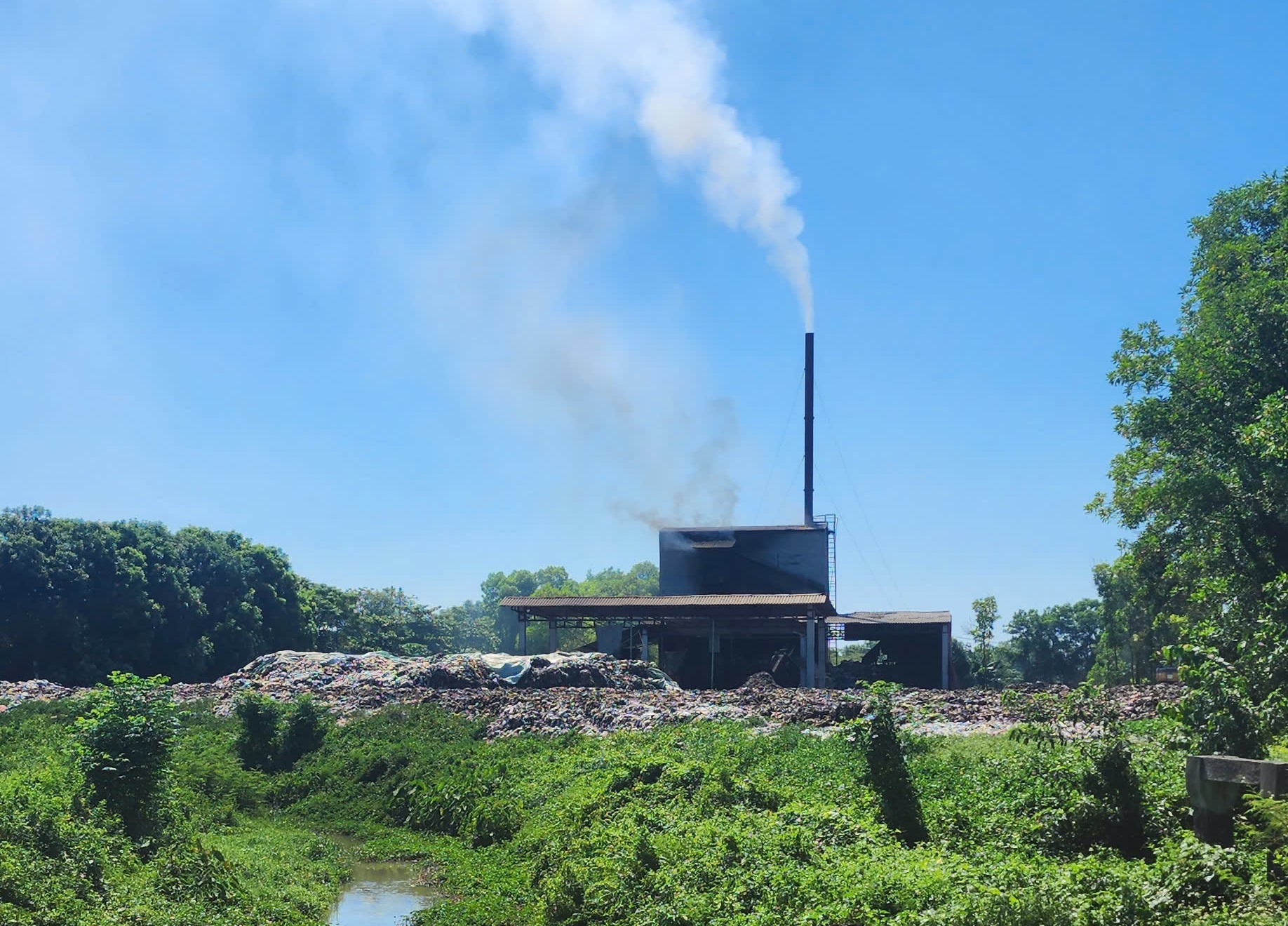 Việc xử lý rác thải còn nhiều bất cập gây ảnh hưởng đến mỹ quan đô thị, sức khỏe cộng đồng và môi trường sinh thái