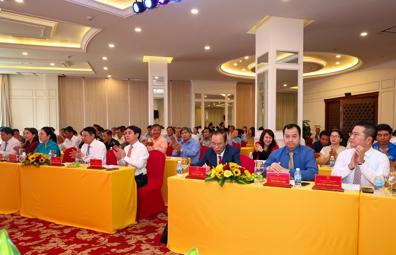 Các đại biểu tham dự Lễ công bố và phát động triển khai Đề án thí điểm phát triển nuôi biển công nghệ cao tại Khánh Hòa do Quỹ Thiện Tâm tài trợ.