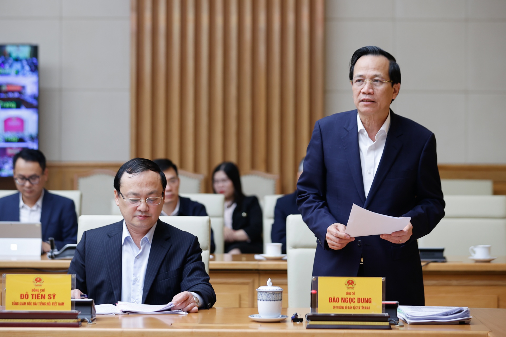   Bộ trưởng Bộ Dân tộc và Tôn giáo Đào Ngọc Dung trình bày báo cáo tóm tắt kết quả thực hiện xóa nhà tạm, nhà dột nát trên phạm vi cả nước - Ảnh: VGP