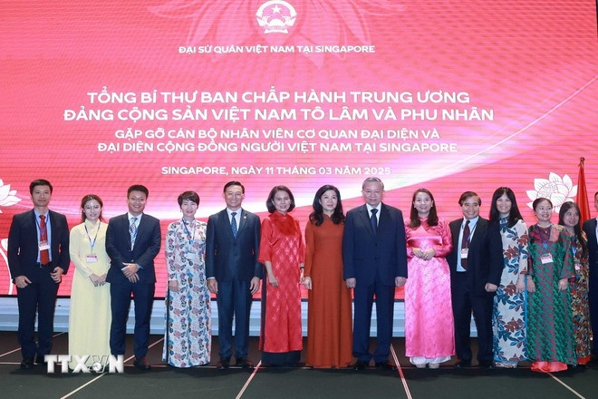 Tổng Bí thư Tô Lâm và Phu nhân với cán bộ, nhân viên cơ quan đại diện và đại diện cộng đồng người Việt Nam tại Singapore. (Ảnh: TTXVN)