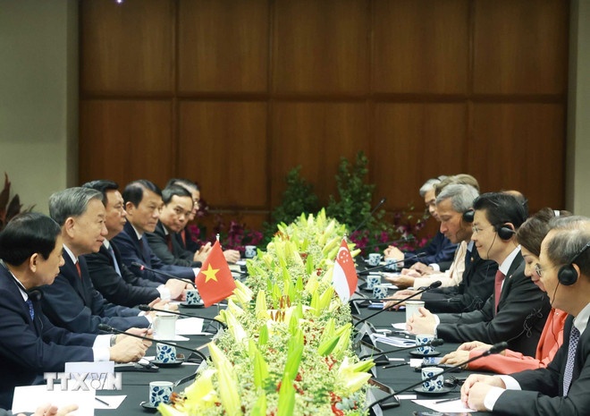 Tổng Bí thư Tô Lâm và Thủ tướng Cộng hòa Singapore, Tổng Thư ký Đảng Hành động nhân dân Singapore (PAP) Lawrence Wong hội đàm. (Ảnh: TTXVN)