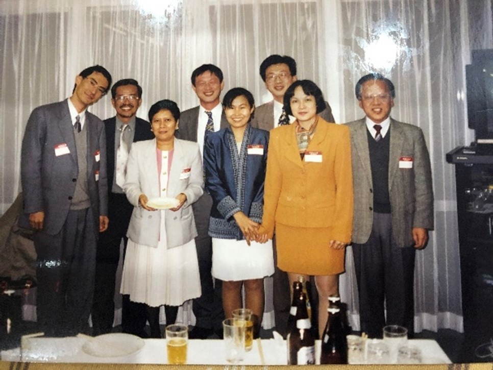    GS.TS. Nguyễn Thị Huệ cùng đồng nghiệp tại Trung tâm đào tạo quốc tế Thành phố Kobe, Nhật Bản