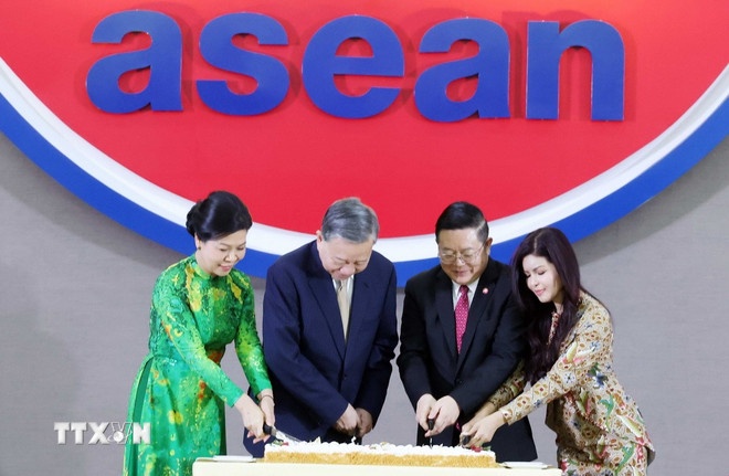 Tổng Bí thư Tô Lâm và Phu nhân cùng Tổng Thư ký ASEAN Kao Kim Hourn và Phu nhân cắt bánh chào mừng 30 năm Việt Nam gia nhập ASEAN. (Ảnh: TTXVN)