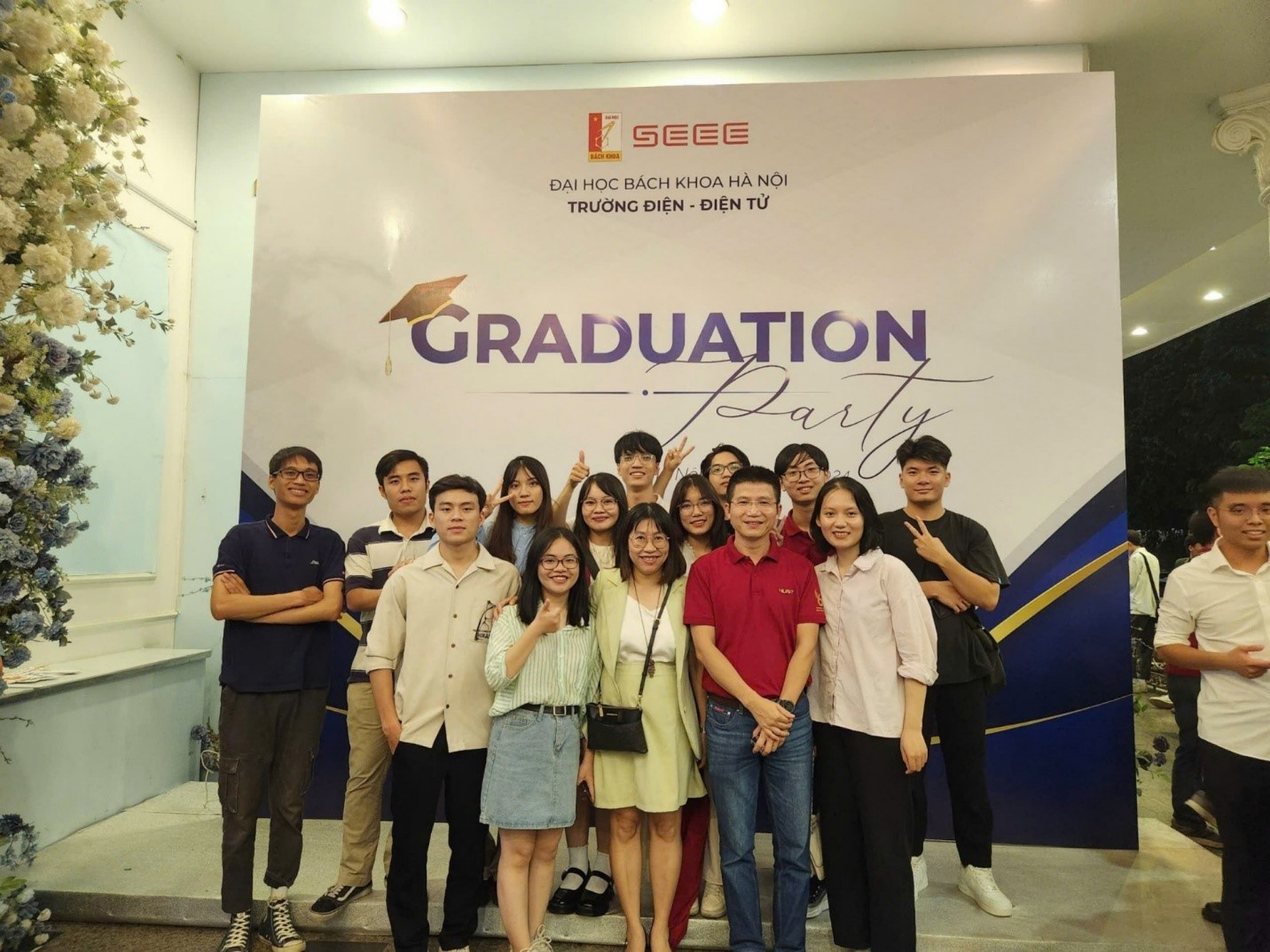   PGS. Lê Minh Thuỳ, PGS. Nguyễn Quốc Cường cùng các học trò nhóm RF3