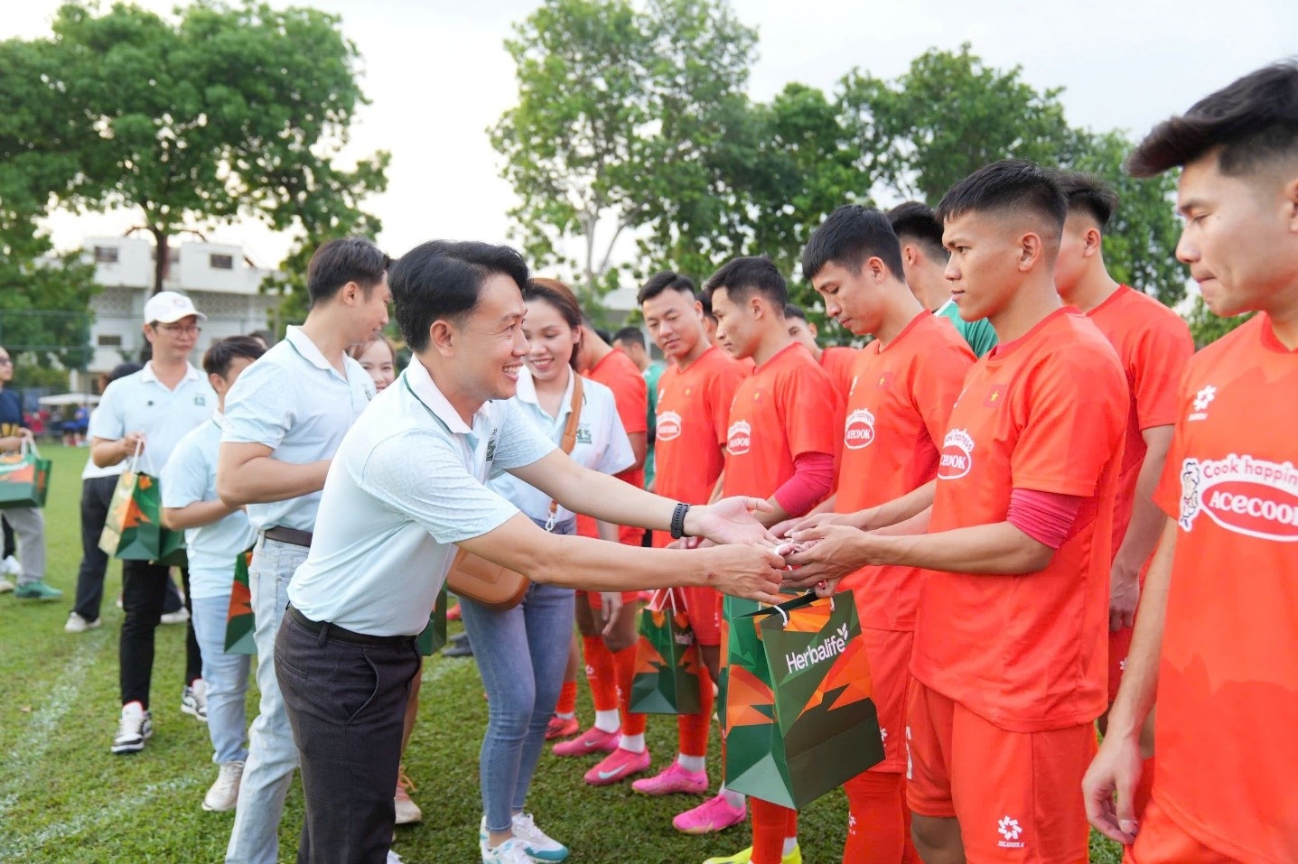 Herbalife Việt Nam đồng hành cùng các Đội Tuyển Bóng Đá Quốc Gia Việt Nam chuẩn bị cho mùa giải mới 2025