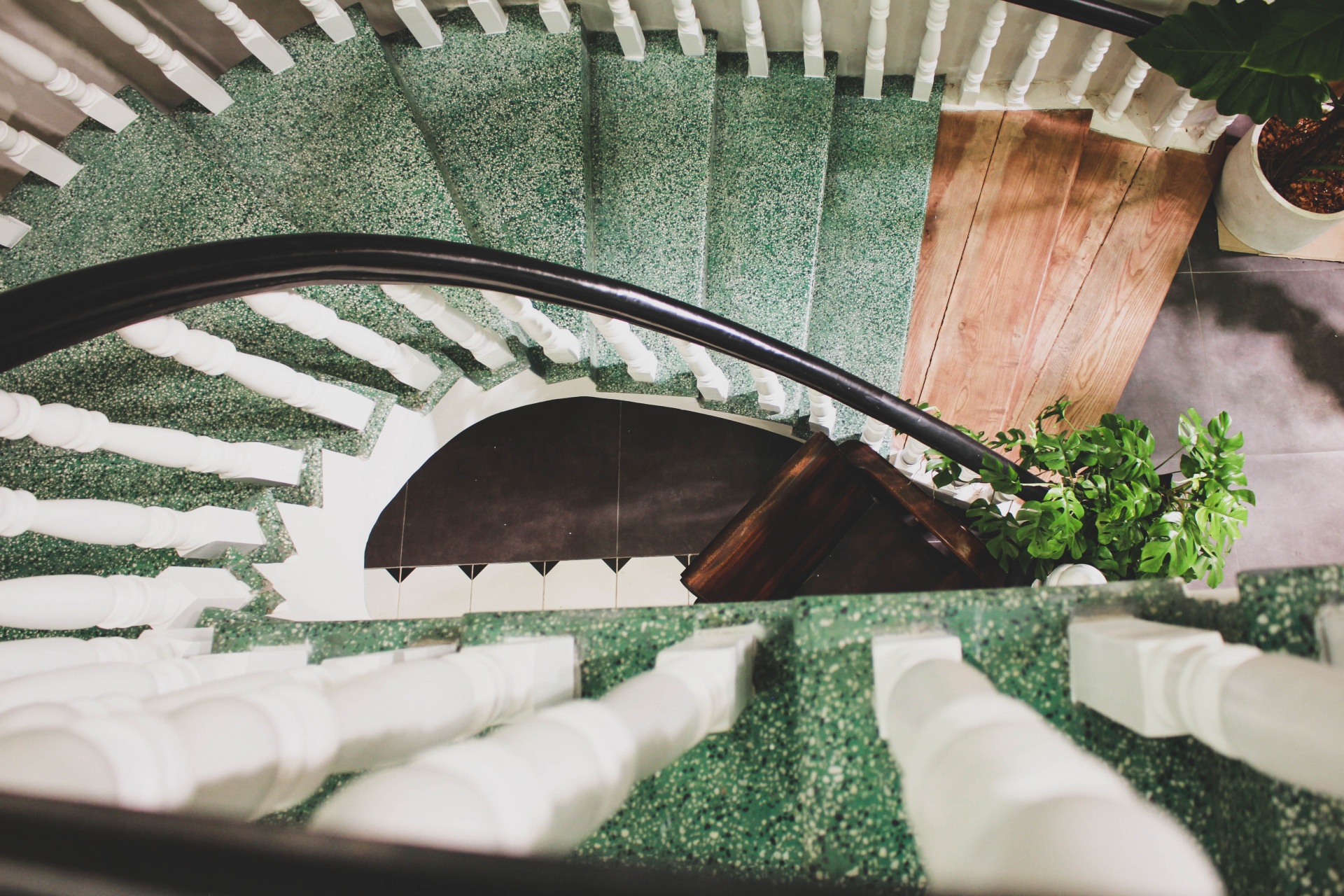 Cầu thang xoắn ốc với lan can trắng tinh tế kết nối hai tầng không gian Cầu thang xoắn ốc với lan can trắng tinh tế kết nối hai tầng không gian