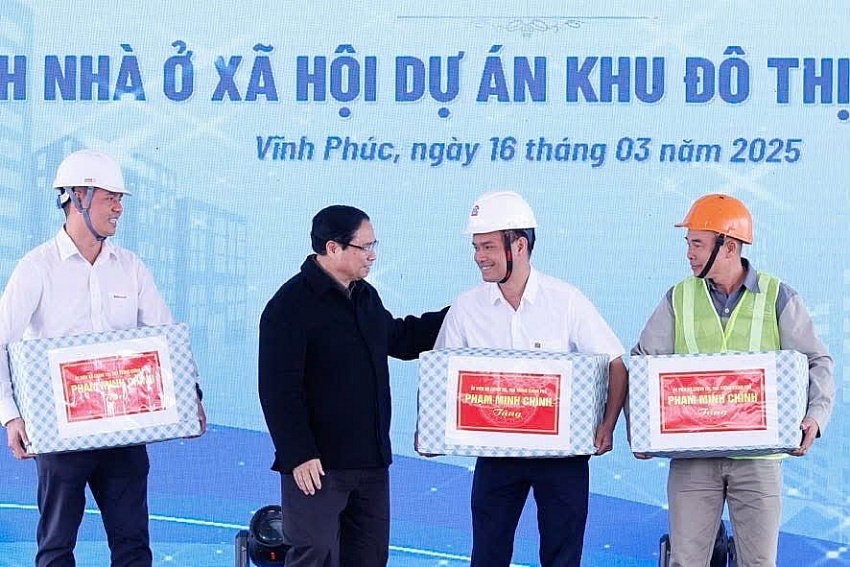Thủ tướng tặng quà cho cán bộ, kỹ sư, người lao động đang làm việc tại công trình nhà ở xã hội thuộc dự án Khu đô thị mới Nam Vĩnh Yên, giai đoạn 1.