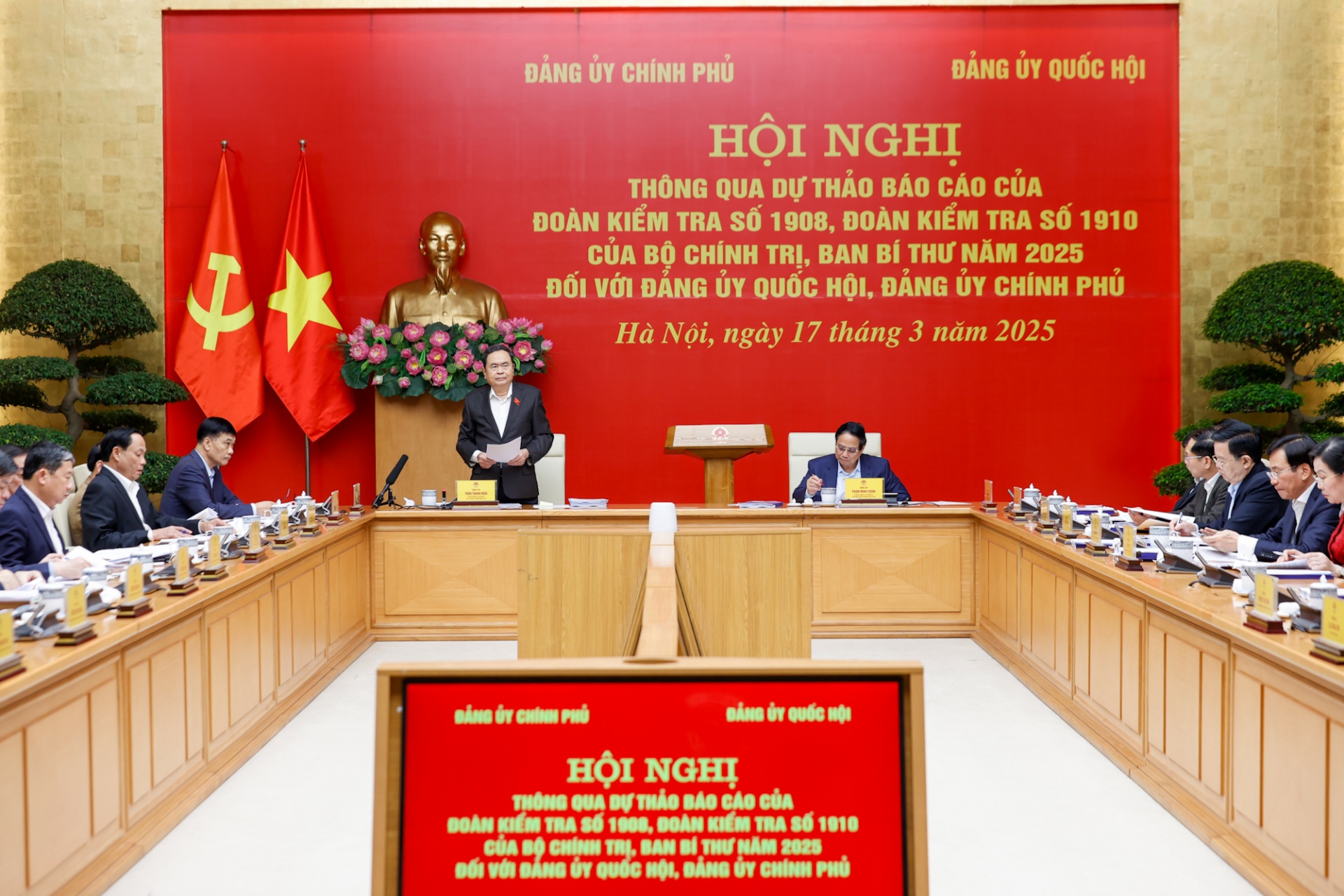 Thay mặt Đảng ủy Quốc hội, Chủ tịch Quốc hội Trần Thanh Mẫn khẳng định sẽ tiếp tục phối hợp chặt chẽ hơn nữa với Đảng ủy Chính phủ, Chính phủ để tháo gỡ các khó khăn, vướng mắc, thúc đẩy phát triển theo chỉ đạo của Trung ương, Bộ Chính trị, Ban Bí thư, đứng đầu là Tổng Bí thư Tô Lâm - Ảnh: VGP Thay mặt Đảng ủy Quốc hội, Chủ tịch Quốc hội Trần Thanh Mẫn khẳng định sẽ tiếp tục phối hợp chặt chẽ hơn nữa với Đảng ủy Chính phủ, Chính phủ để tháo gỡ các khó khăn, vướng mắc, thúc đẩy phát triển theo chỉ đạo của Trung ương, Bộ Chính trị, Ban Bí thư, đứng đầu là Tổng Bí thư Tô Lâm - Ảnh: VGP