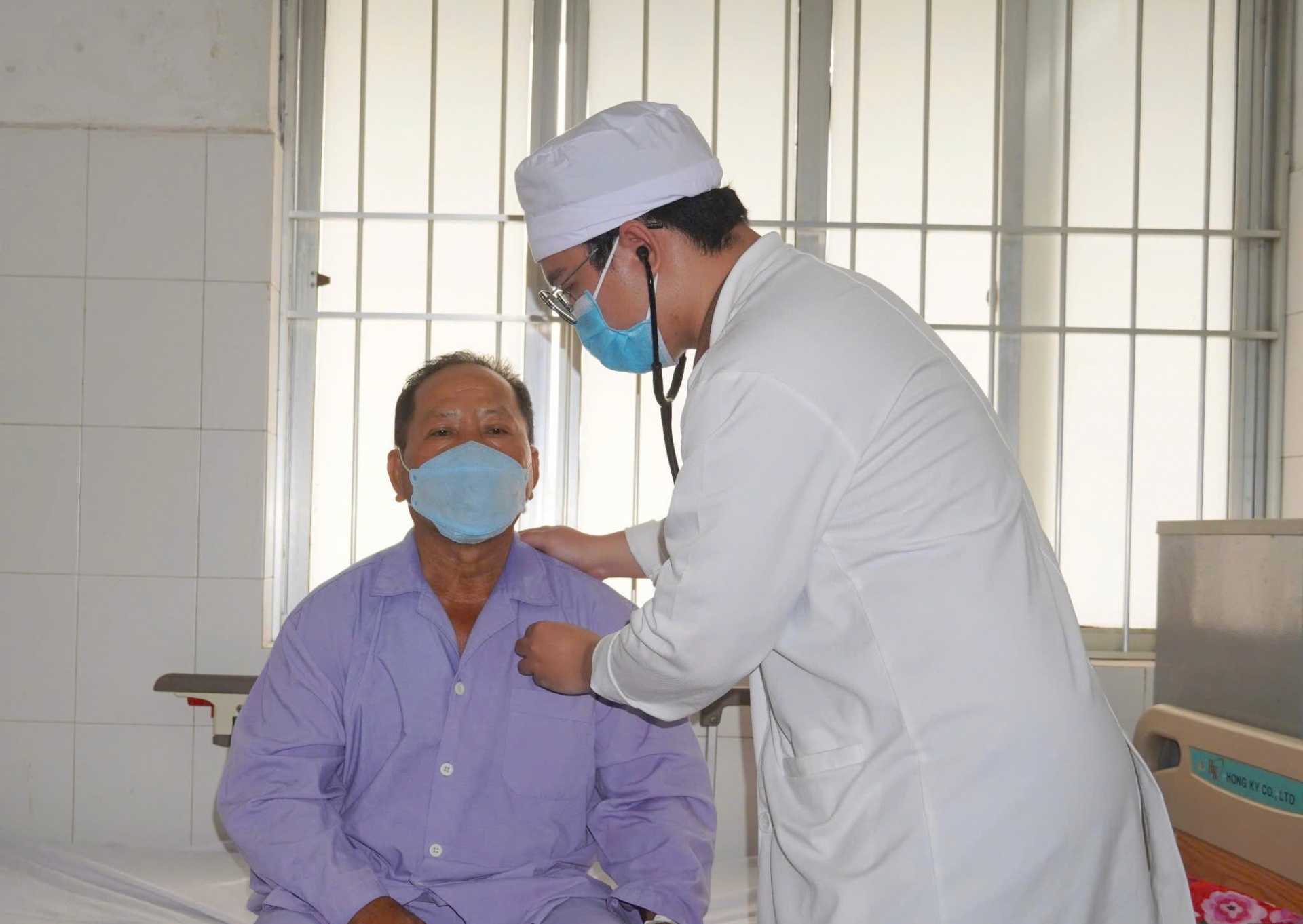 Nội soi phế quản ống mềm lấy thành công 2 mẫu xương trong phổi của bệnh nhân