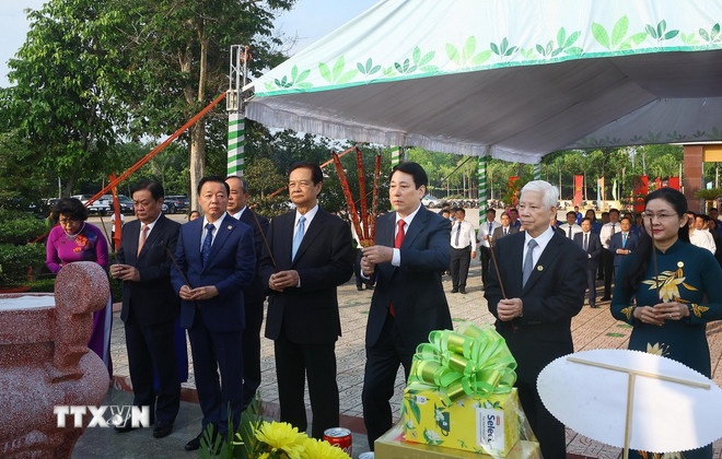 Trước đó, Chủ tịch nước Lương Cường và các đại biểu dâng hương tại Khu Di tích lịch sử Quốc gia Phú Riềng Đỏ, tại xã Thuận Lợi, huyện Đồng Phú, nơi thành lập Chi bộ Cộng sản Đảng đầu tiên ở miền Đông Nam bộ. (Ảnh: TTXVN) Trước đó, Chủ tịch nước Lương Cường và các đại biểu dâng hương tại Khu Di tích lịch sử Quốc gia Phú Riềng Đỏ, tại xã Thuận Lợi, huyện Đồng Phú, nơi thành lập Chi bộ Cộng sản Đảng đầu tiên ở miền Đông Nam bộ. (Ảnh: TTXVN)
