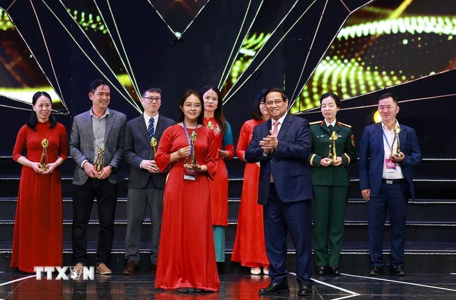 Thủ tướng Phạm Minh Chính trao giải Vàng thể loại phóng sự và phim tài liệu cho các tác giả, nhóm tác giả tham dự Liên hoan Truyền hình toàn quốc lần thứ 42. (Ảnh: TTXVN)
