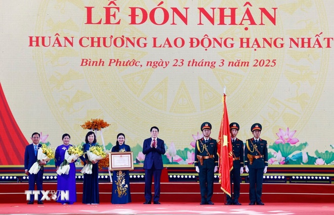Chủ tịch nước Lương Cường trao Huân chương Lao động hạng Nhất tặng Đảng bộ, chính quyền và nhân dân tỉnh Bình Phước. (Ảnh: TTXVN) Chủ tịch nước Lương Cường trao Huân chương Lao động hạng Nhất tặng Đảng bộ, chính quyền và nhân dân tỉnh Bình Phước. (Ảnh: TTXVN)