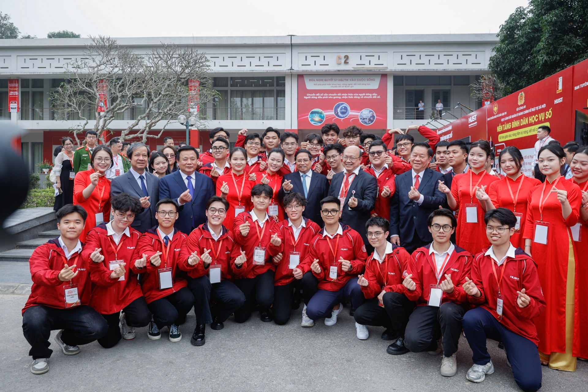 Thủ tướng Phạm Minh Chính với các đại biểu và sinh viên tham dự Lễ phát động phong trào “Bình dân học vụ số” - Ảnh: VGP