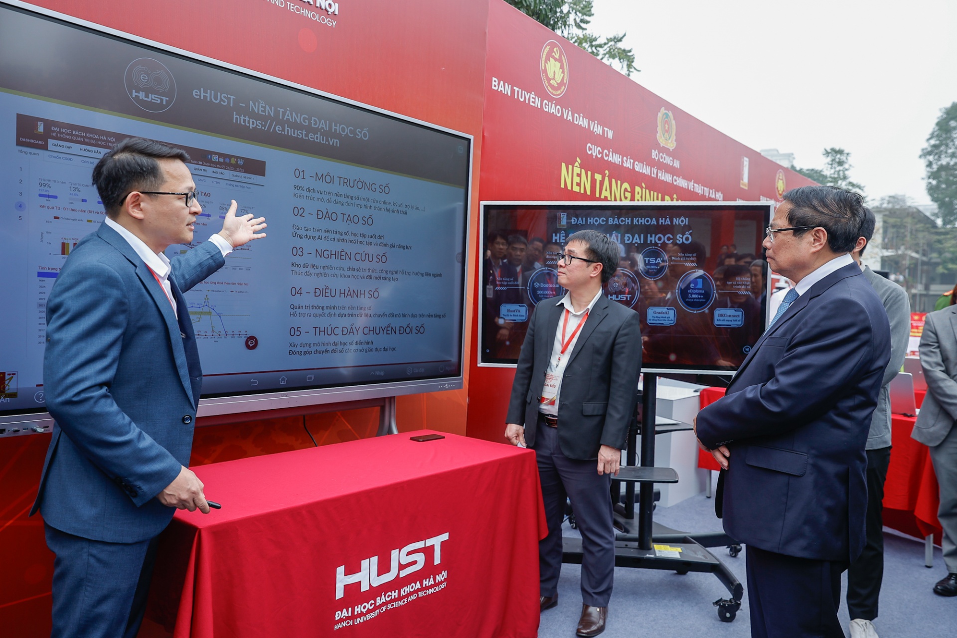 Thủ tướng nghe giới thiệu về nền tảng “Bình dân học vụ số” - Ảnh: VGP