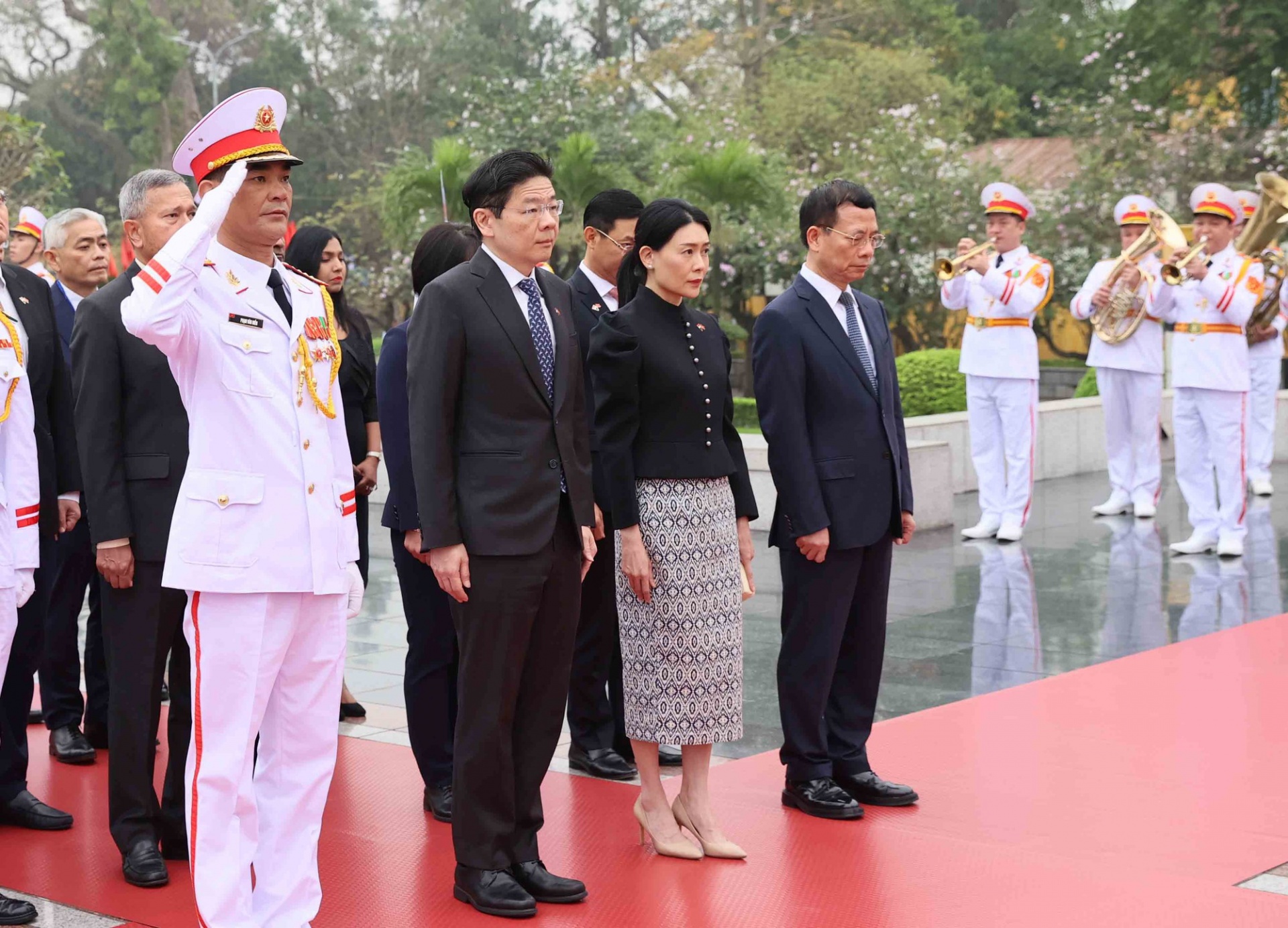 Thủ tướng Singapore Lawrence Wong đặt hoa tưởng niệm tại Đài tưởng niệm các anh hùng, liệt sĩ - Ảnh VGP