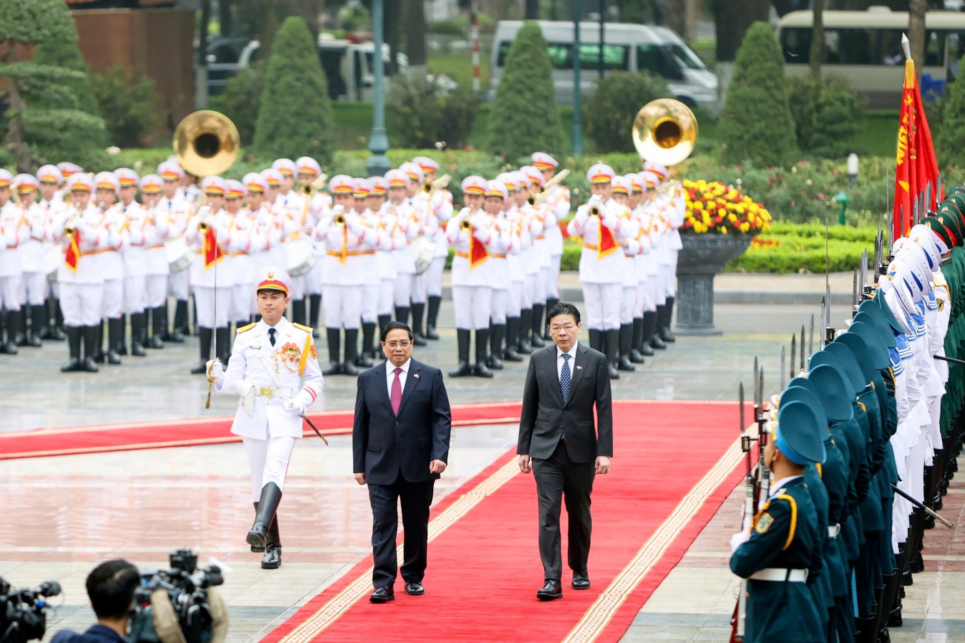 Thủ tướng Phạm Minh Chính và Thủ tướng Lawrence Wong duyệt Đội Danh dự Quân đội nhân dân Việt Nam - Ảnh: VGP