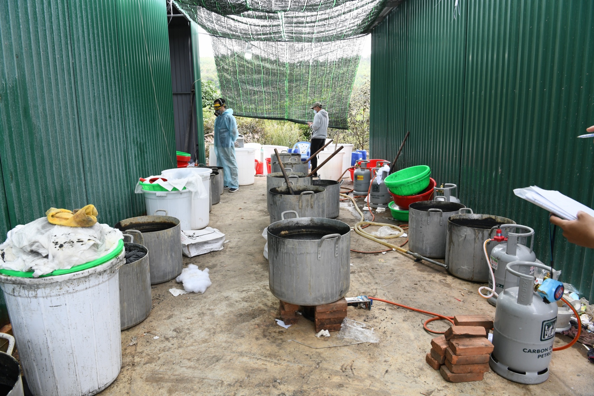 Các đối tượng bắt giữ khi đang có hành vi sản xuất trái phép chất ma túy