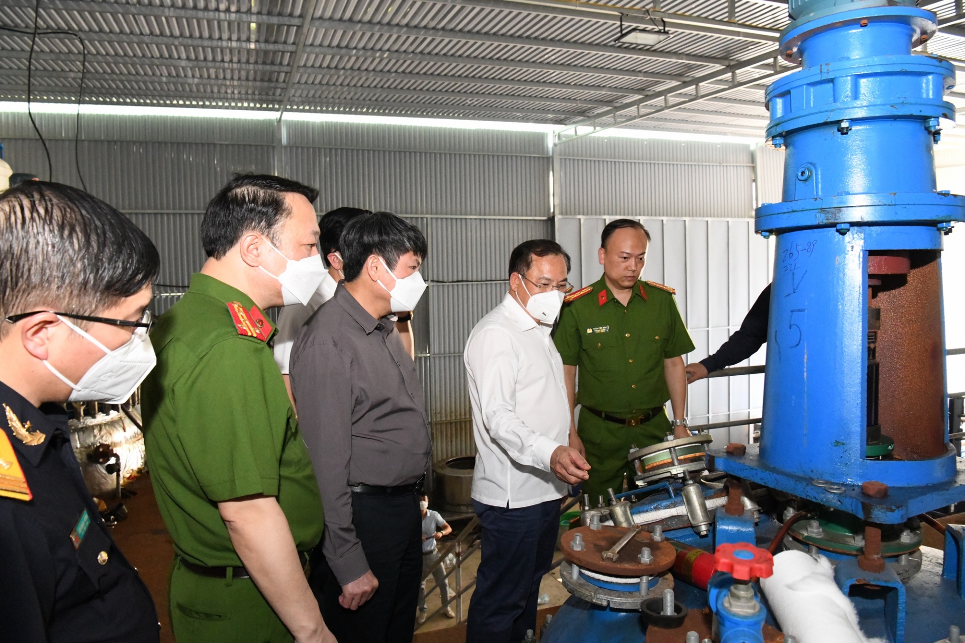 Thứ trưởng Bộ Công an Nguyễn Văn Long (áo trắng) kiểm tra tại hiện trường