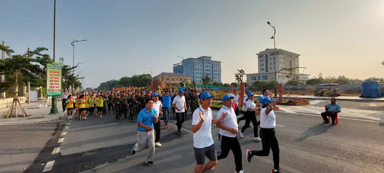 Gần 2.000 người dân Vĩnh Long chạy Olympic vì sức khỏe cộng đồng