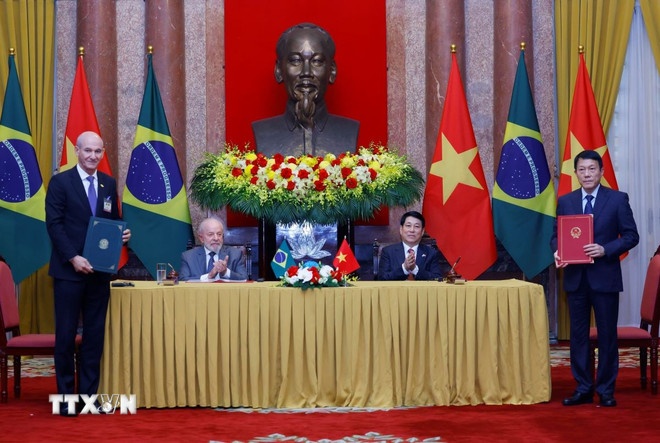 Chủ tịch nước Lương Cường và Tổng thống Cộng hòa Liên bang Brazil Luiz Inácio Lula da Silva chứng kiến lễ trao Hiệp định cùng trao đổi và bảo vệ thông tin mật. (Ảnh: TTXVN)