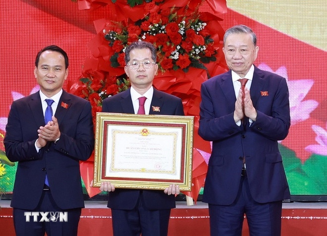 Tổng Bí thư Tô Lâm trao Huân chương Lao động hạng Nhất cho Đảng bộ, chính quyền và nhân dân Thành phố Đà Nẵng. (Ảnh: TTXVN)