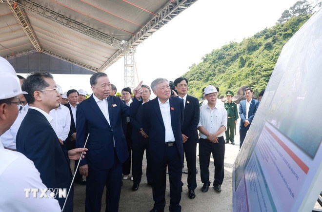 Tổng Bí thư Tô Lâm thăm dự án đầu tư, xây dựng Bến cảng Liên Chiểu - Phần cơ sở hạ tầng dùng chung. (Ảnh: TTXVN)