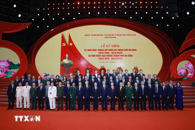 Tổng Bí thư Tô Lâm, các đồng chí lãnh đạo, nguyên lãnh đạo Đảng, Nhà nước và các đại biểu tại Lễ kỷ niệm. (Ảnh: TTXVN)