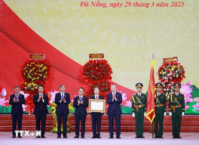 Tổng Bí thư Tô Lâm trao Huân chương Lao động hạng Nhất cho Đảng bộ, chính quyền và nhân dân Thành phố Đà Nẵng. (Ảnh: TTXVN)