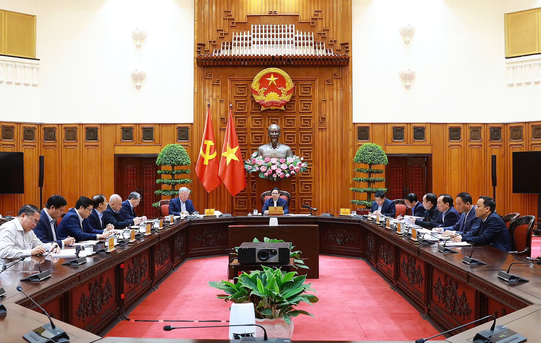 Thủ tướng chủ trì cuộc họp với Ban Chỉ đạo về rà soát, tháo gỡ khó khăn, vướng mắc liên quan đến các dự án - Ảnh: VGP