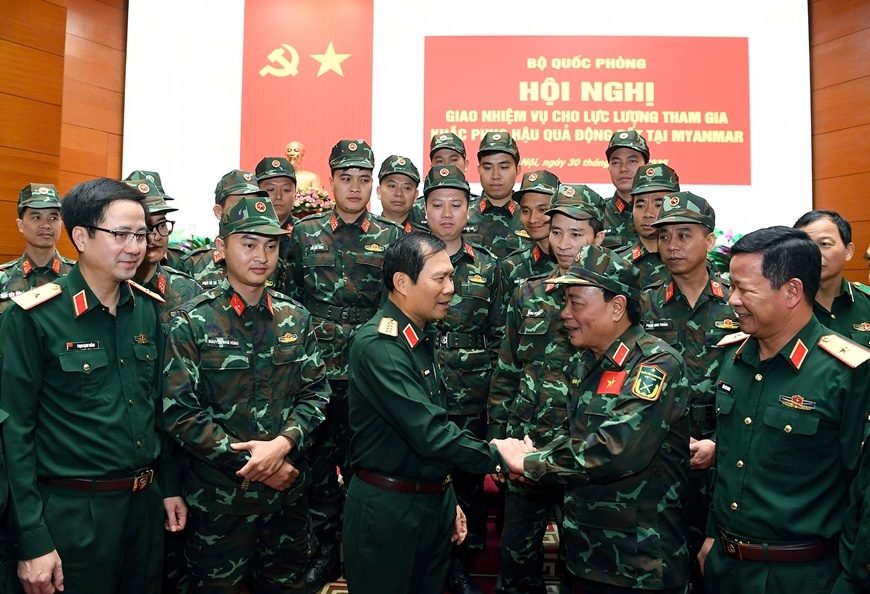 Đại tướng Nguyễn Tân Cương động viên các lực lượng chuẩn bị lên đường tham gia khắc phục hậu quả động đất tại Myanmar - Ảnh: QĐND