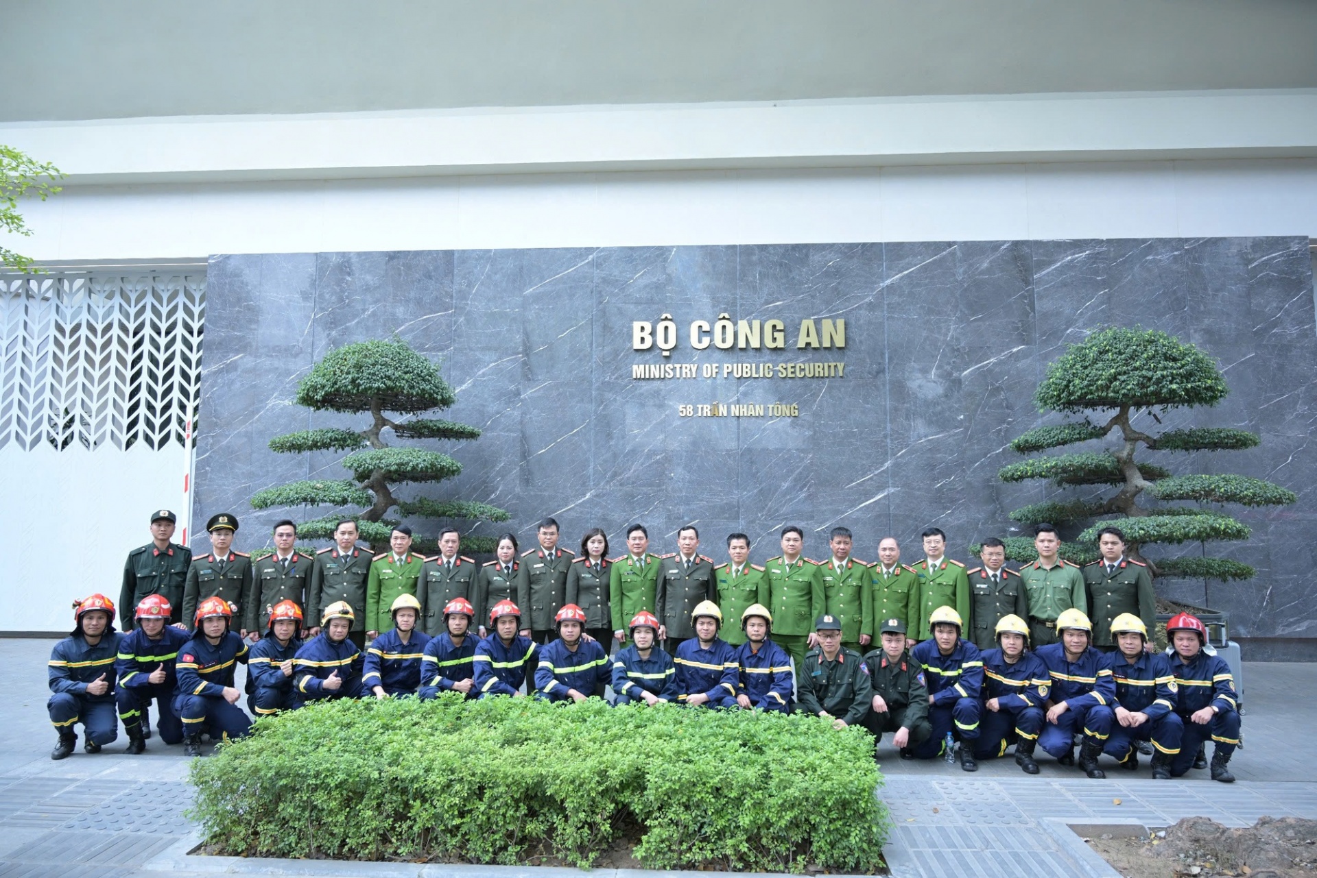 Đoàn cứu hộ của Bộ Công an sẵn sàng lên đường làm nhiệm vụ - Ảnh: VGP