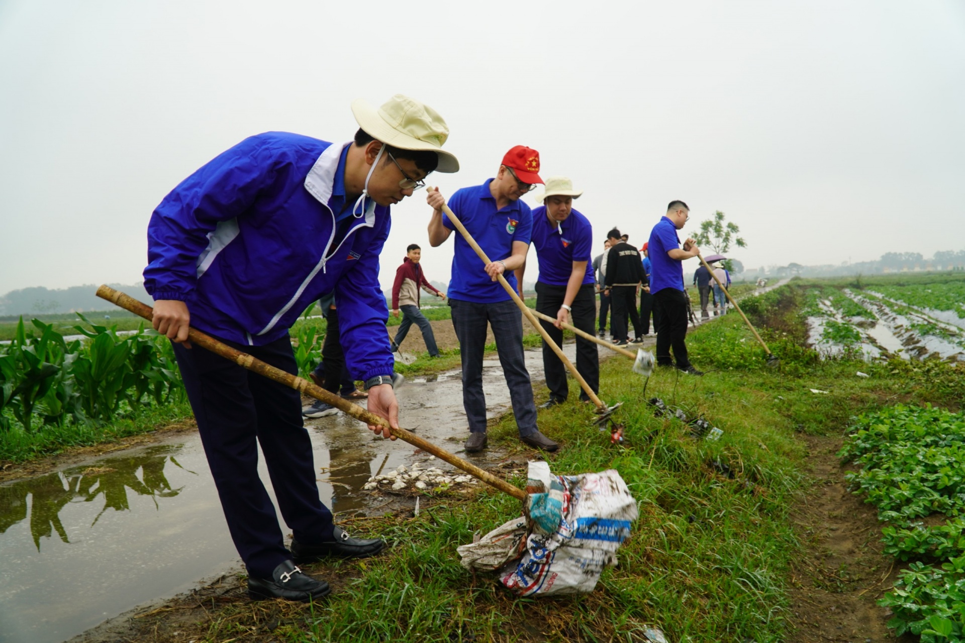 Các đoàn viên thanh niên ra quân thu gom vỏ bao thuốc BVTV